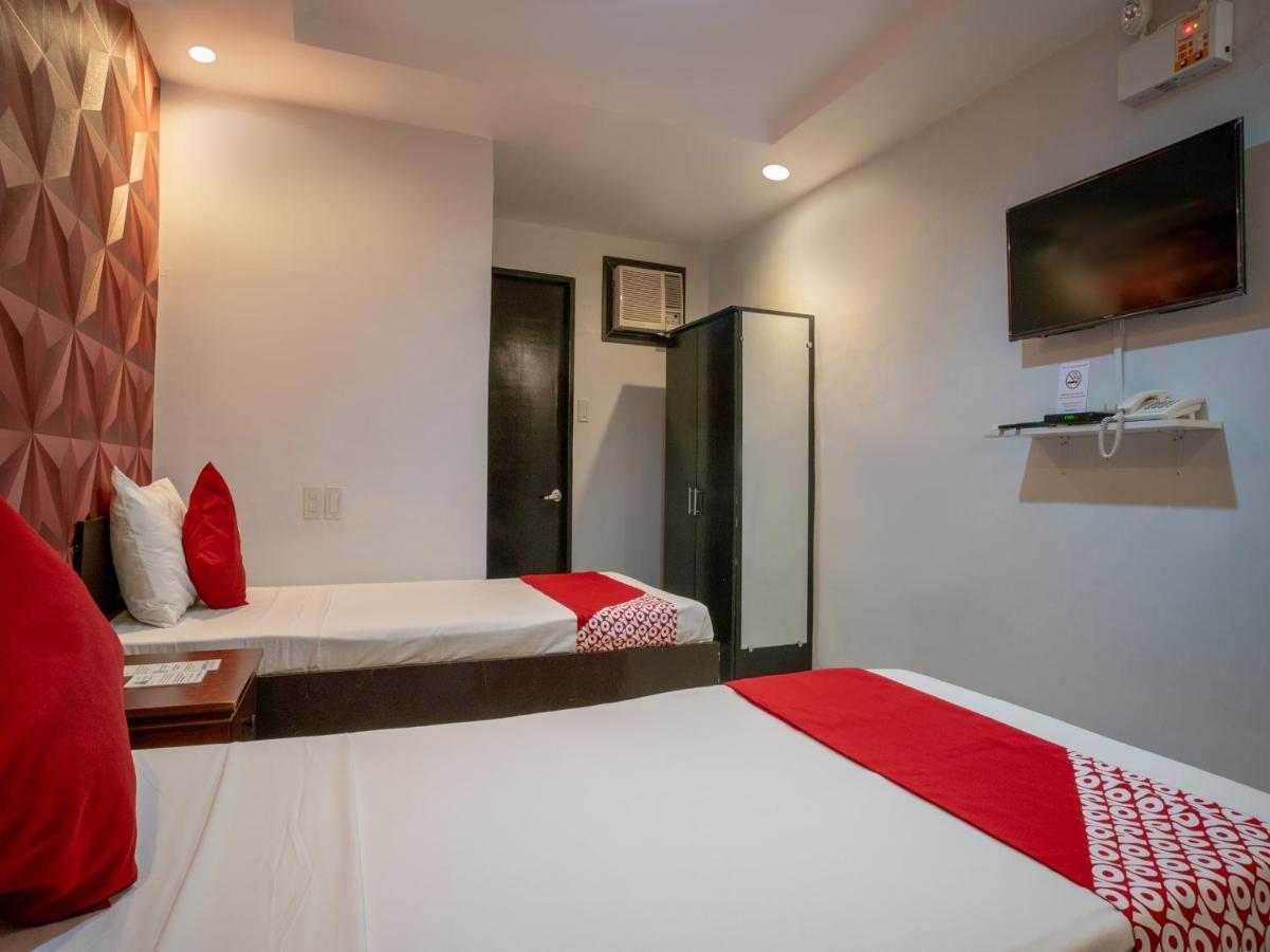 Oyo 697 Obrero Suites Davao Stadt Exterior foto