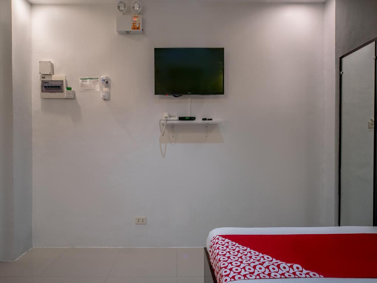 Oyo 697 Obrero Suites Davao Stadt Exterior foto