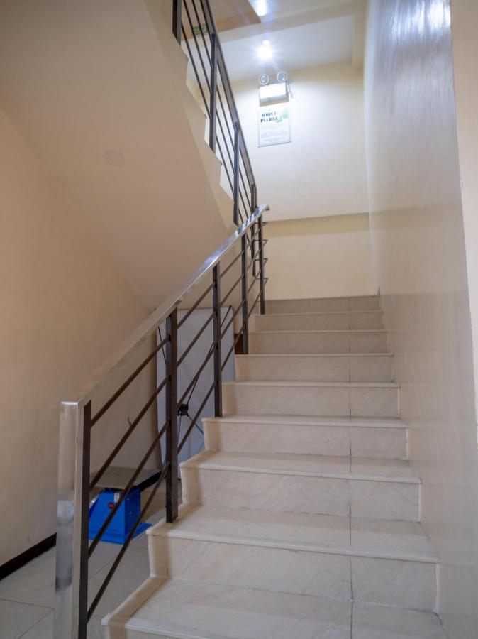 Oyo 697 Obrero Suites Davao Stadt Exterior foto