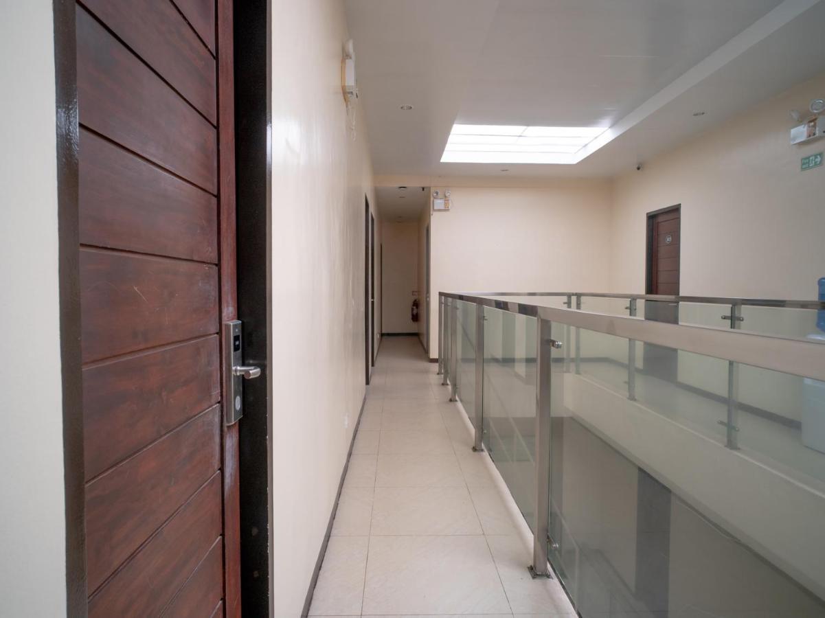 Oyo 697 Obrero Suites Davao Stadt Exterior foto