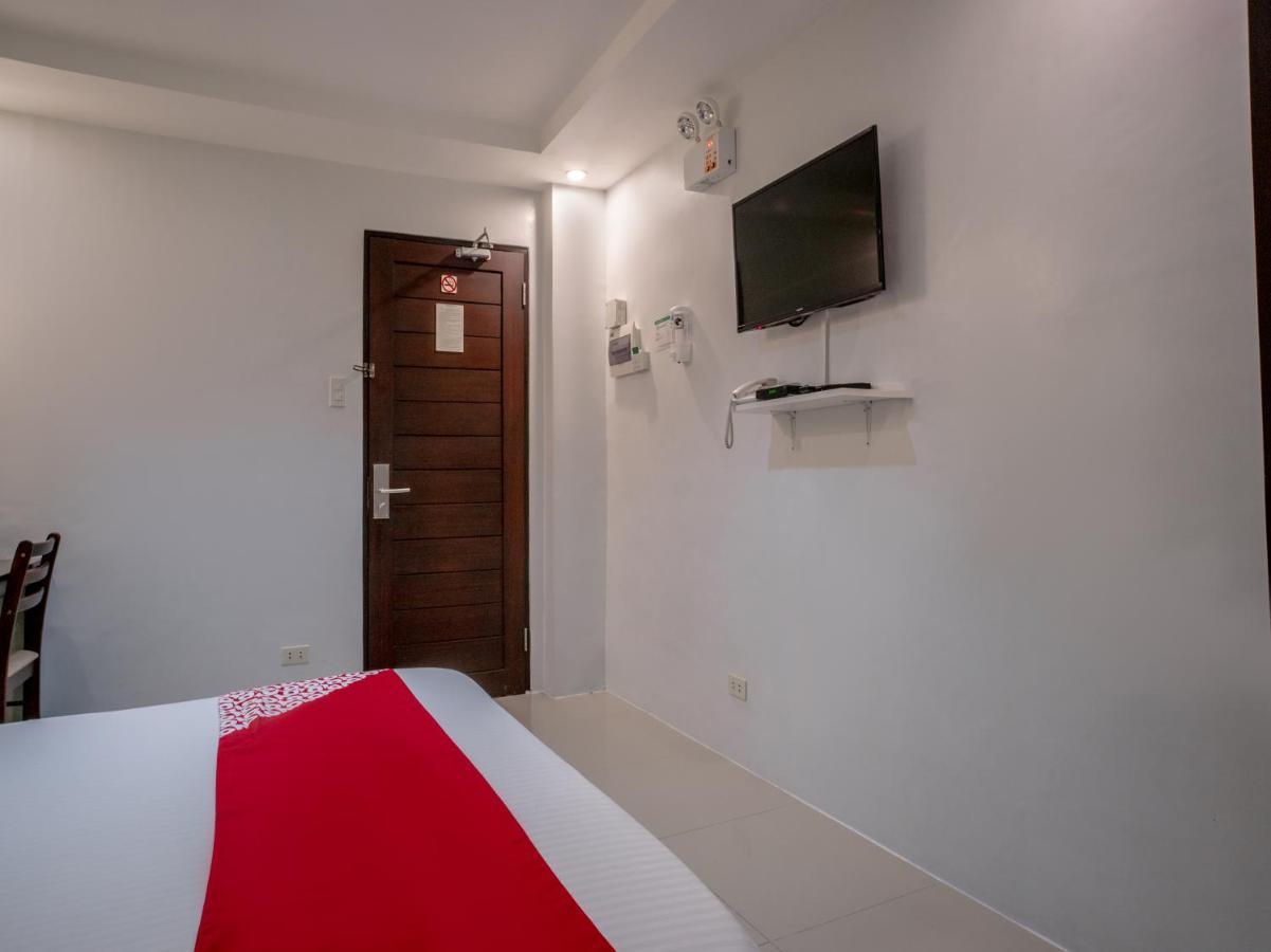 Oyo 697 Obrero Suites Davao Stadt Exterior foto