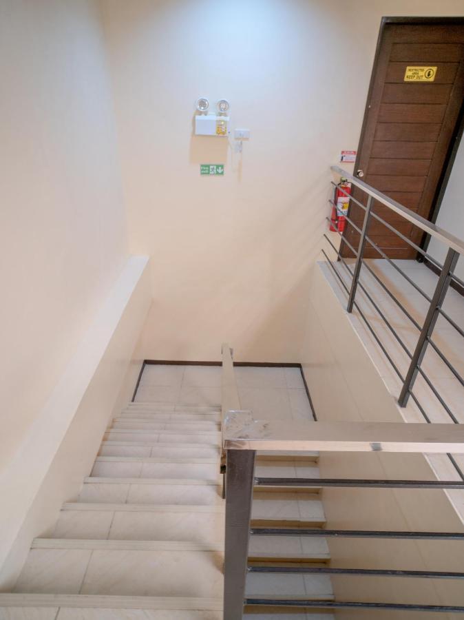 Oyo 697 Obrero Suites Davao Stadt Exterior foto