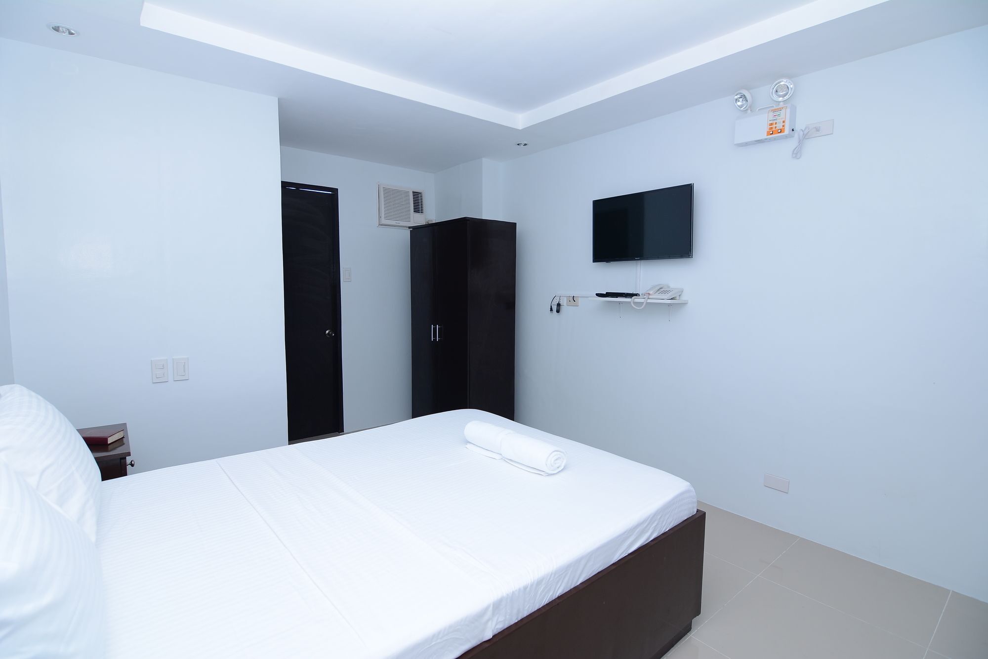 Oyo 697 Obrero Suites Davao Stadt Exterior foto